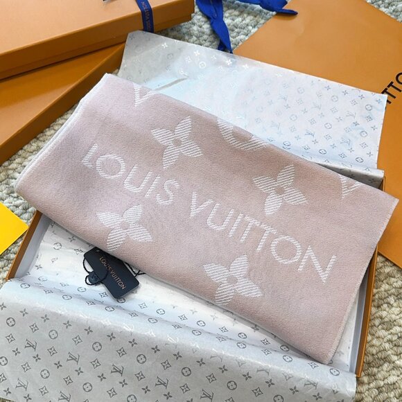 New Louis Vuitton Scarf - Picture 8 of 8